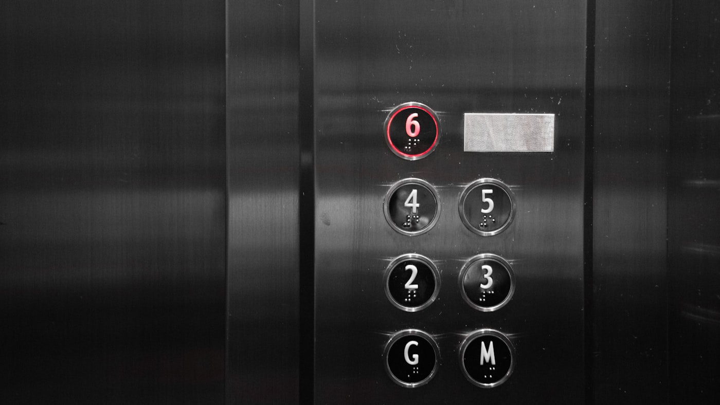 Panel de botones de ascensor con el piso 6 encendido