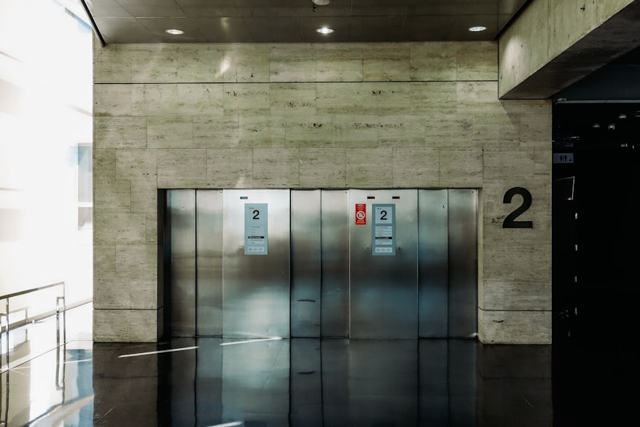 Lobby de ascensores modernizado con acero y concreto